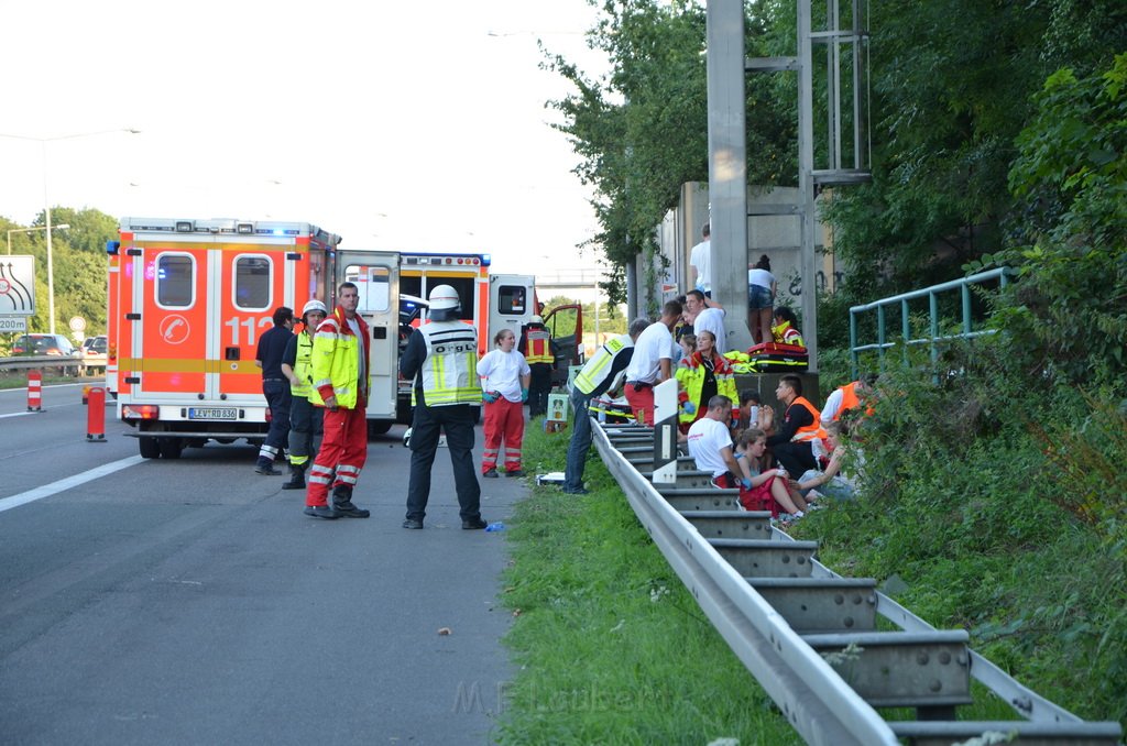 Einsatz BF Koeln Klimaanlage Reisebus defekt A 3 Rich Koeln hoehe Leverkusen P055.JPG